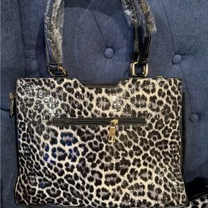 Chic Leopard Print Shoulder Bag